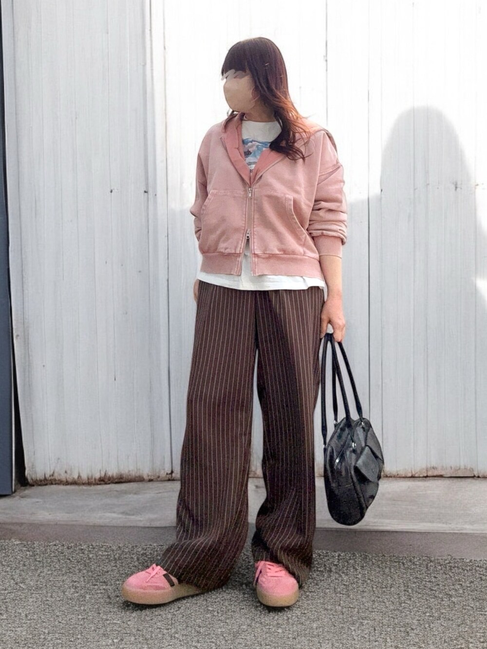 「大人カジュアル、春めき満開コーデ、レイヤードスタイル、休日スタイル、春コーデ、パーカー、フォトT、パンツスタイル、ピンク×ブラウン、ストライプパンツ、ボストンバッグ、スニーカー、adidas、低身長コーデ、低身長」｜「tiptopのヴィンテージ加工ダブルジップパーカー（パーカー、ピンク系）」を使った、…natsuho…さん（レディース・154cm）の春コーディネートの4枚目の写真