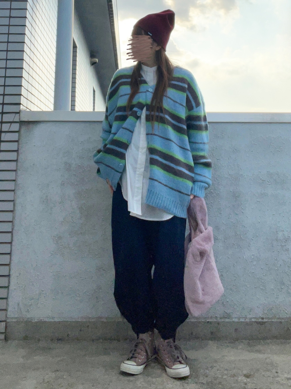 ホワイト系のシャツ/ブラウス、その他のカーディガン/ボレロ、その他のバッグを着用したレディースの秋コーディネートの3枚目の写真