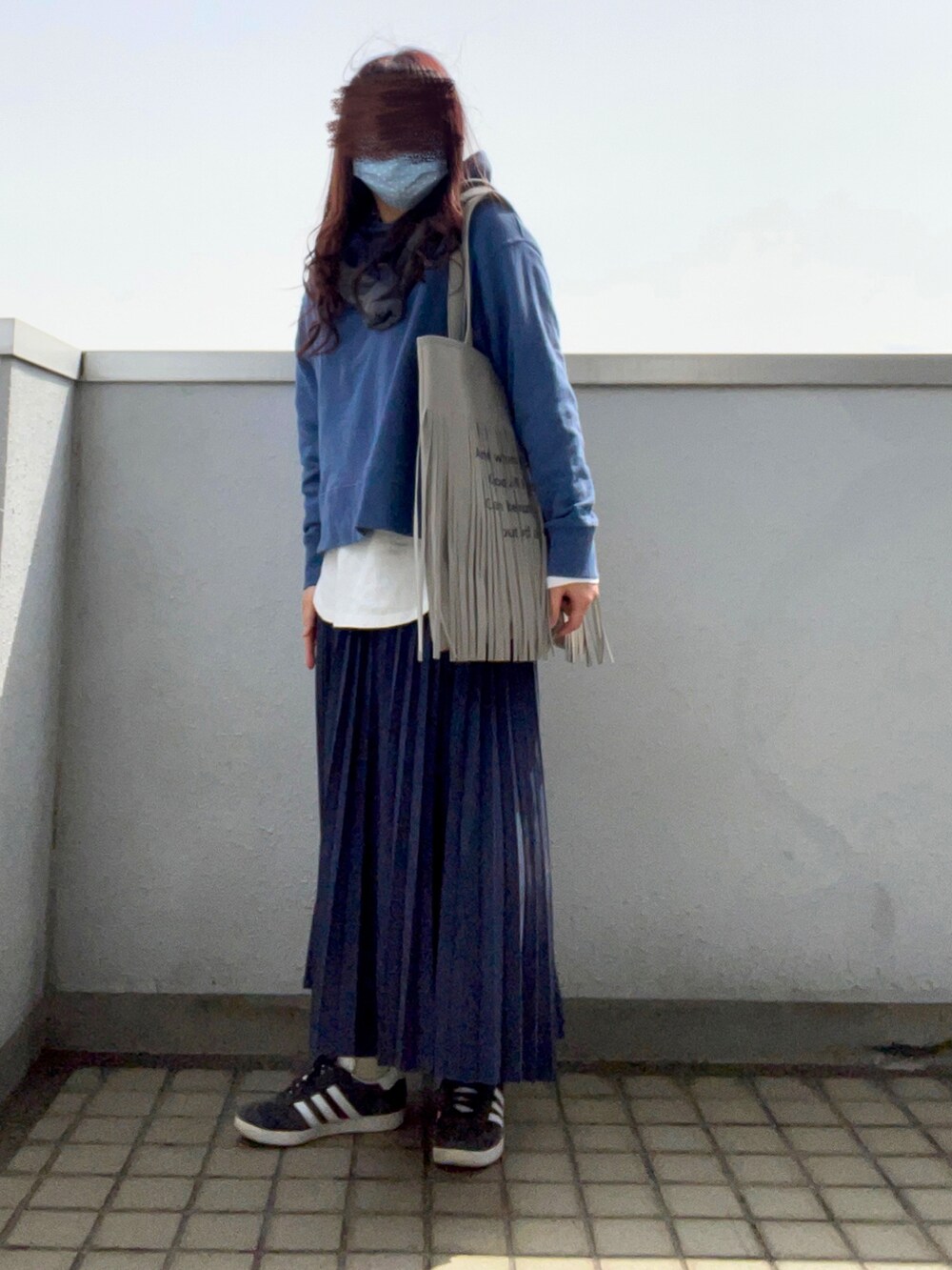 ブルー系のパーカー、ホワイト系のTシャツ/カットソー、ブルー系のスカートを着用したレディースの春コーディネートの2枚目の写真
