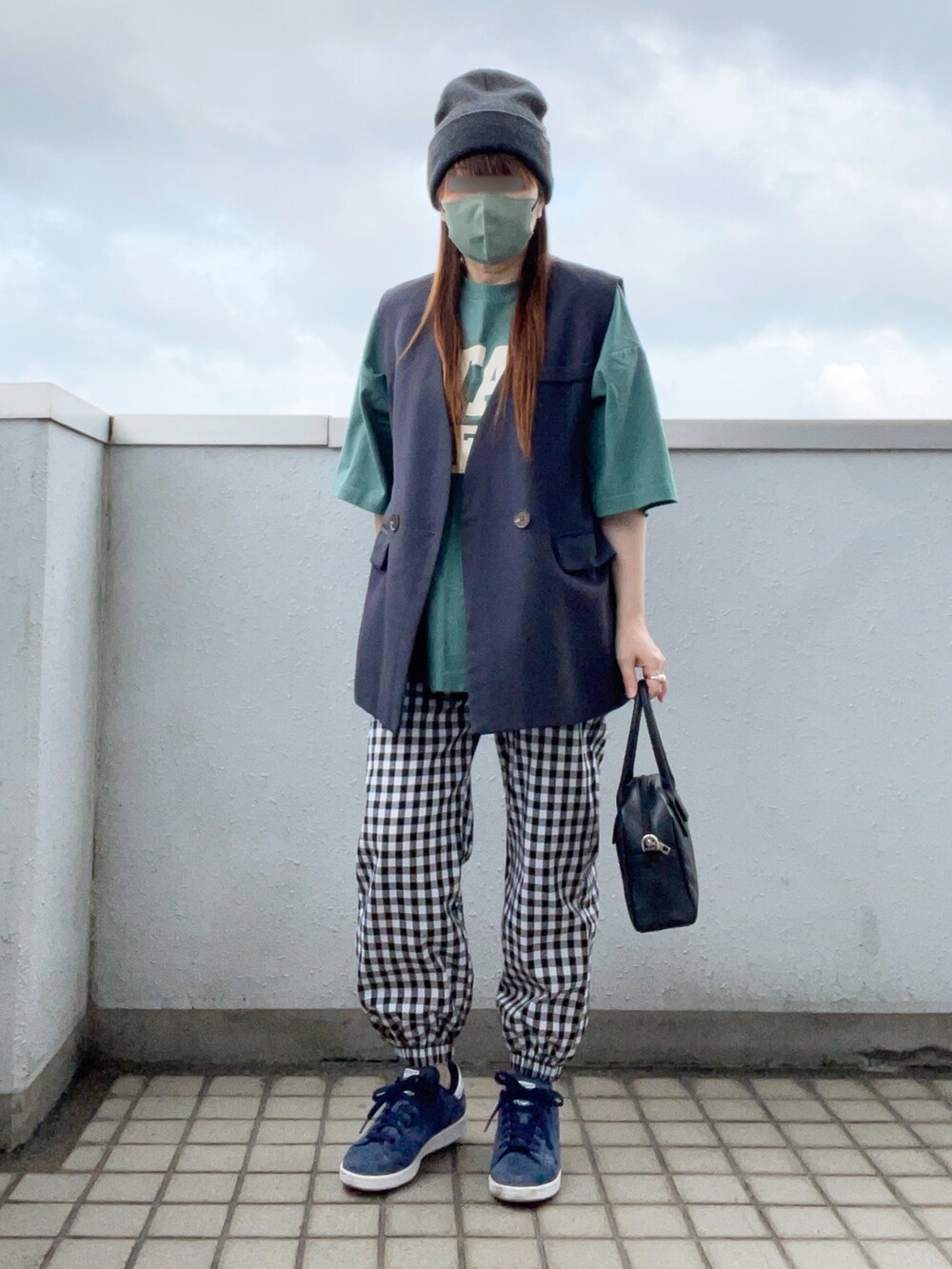 「大人カジュアル、秋コーデ、秋服準備はじめました、休日スタイル、レイヤードスタイル、ニット帽、ロゴT、ベスト、ジョガーパンツ、チェック、ボストンバッグ、スニーカー、アディダス、低身長コーデ、スウィーツ同盟会」｜「WEGOのWEGO/ヘビーウェイトカレッジロゴビッグシルエット5分袖Tシャツ（Tシャツ/カットソー、グリーン系）」を使った、…natsuho…さん（レディース・154cm）の秋コーディネートの2枚目の写真