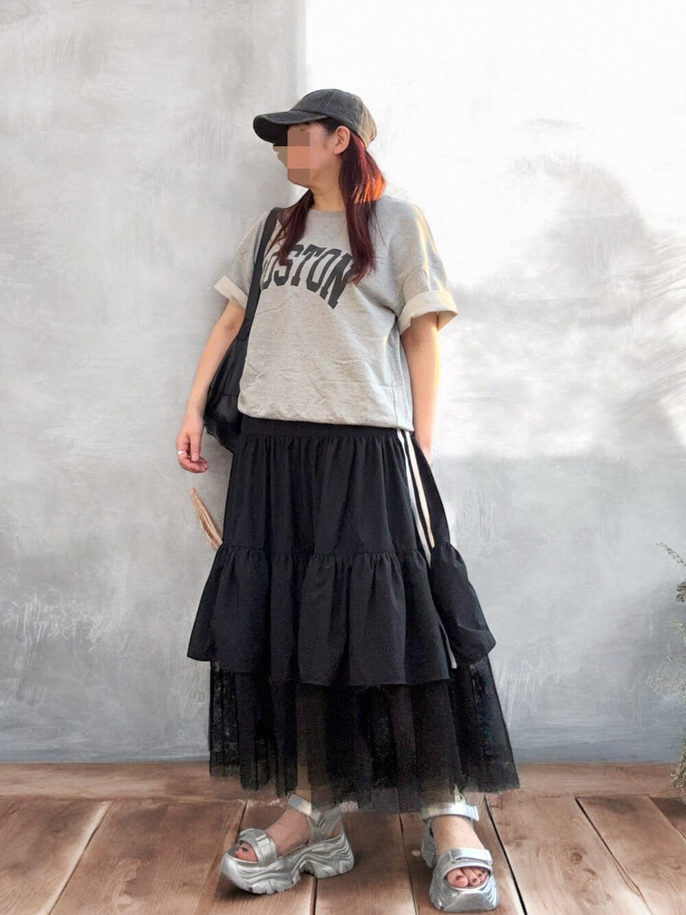 シルバー系のサンダル、グレー系のTシャツ/カットソー、ブラック系のショルダーバッグを着用したレディースの夏コーディネートの2枚目の写真