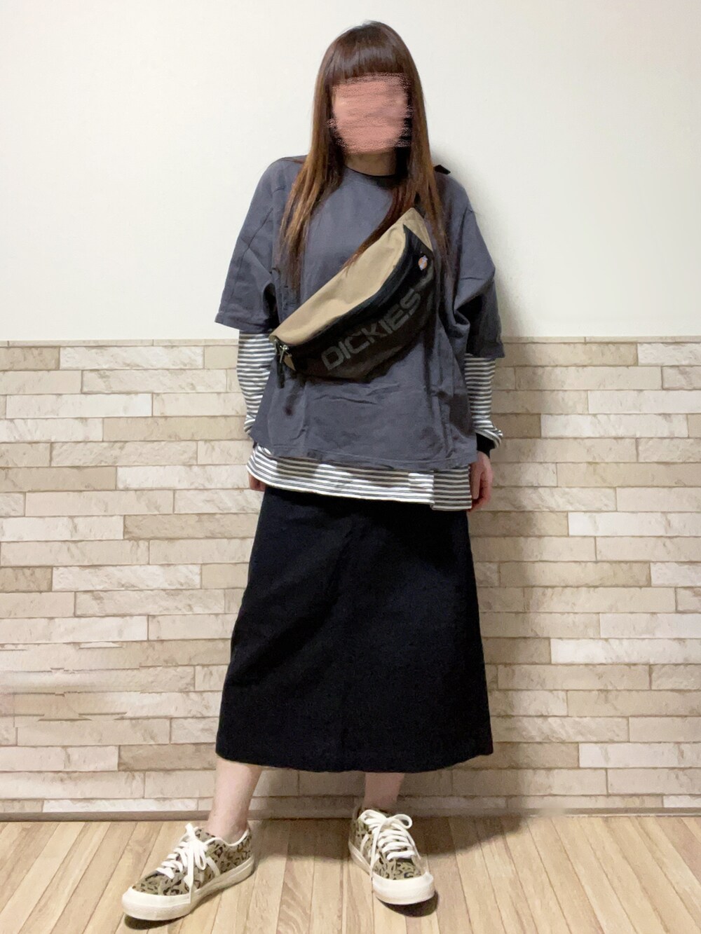 ベージュ系のボディバッグ/ウエストポーチ、ホワイト系のTシャツ/カットソー、ブラック系のスカートを着用したレディースの春コーディネートの3枚目の写真