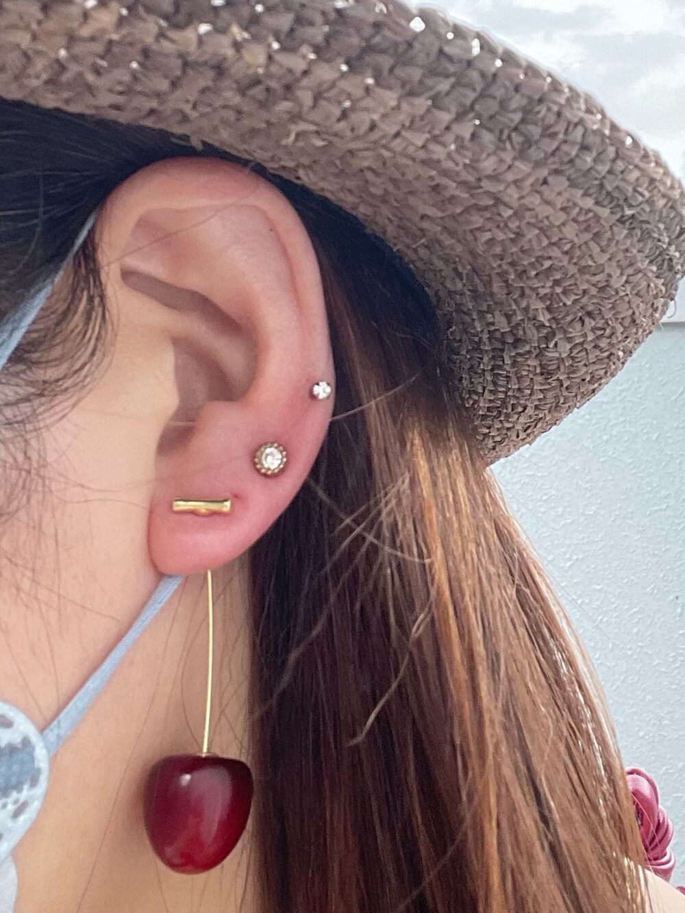 ホワイト系のシャツ/ブラウス、ブラック系のパンツ、ブラック系のサンダルを着用したレディースの夏コーディネートの5枚目の写真