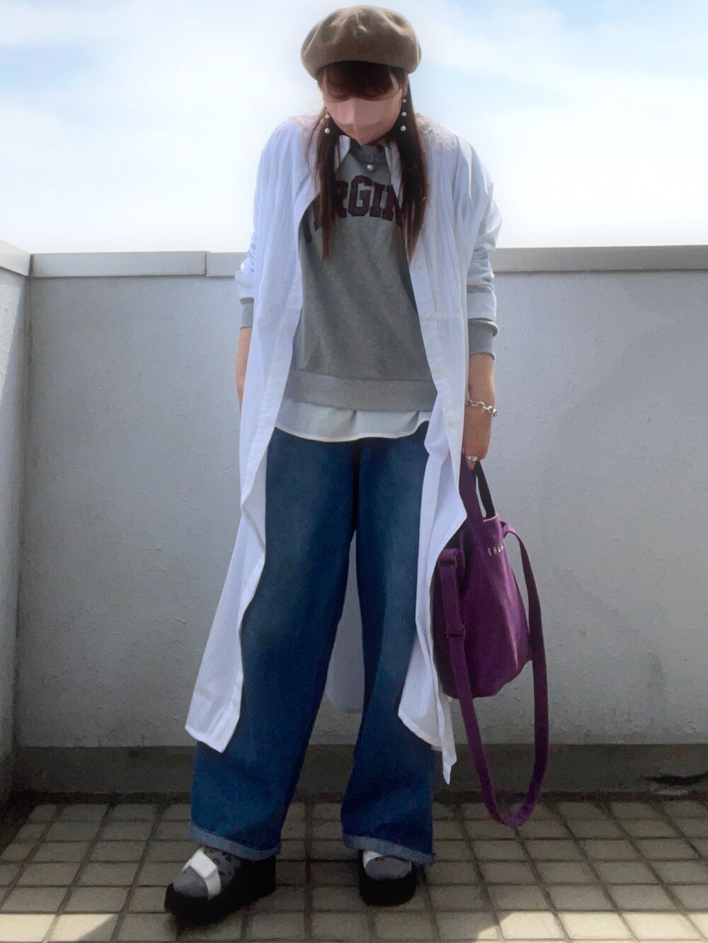 グレー系のスウェット、ホワイト系のワンピース、パープル系のトートバッグを着用したレディースの春コーディネートの2枚目の写真