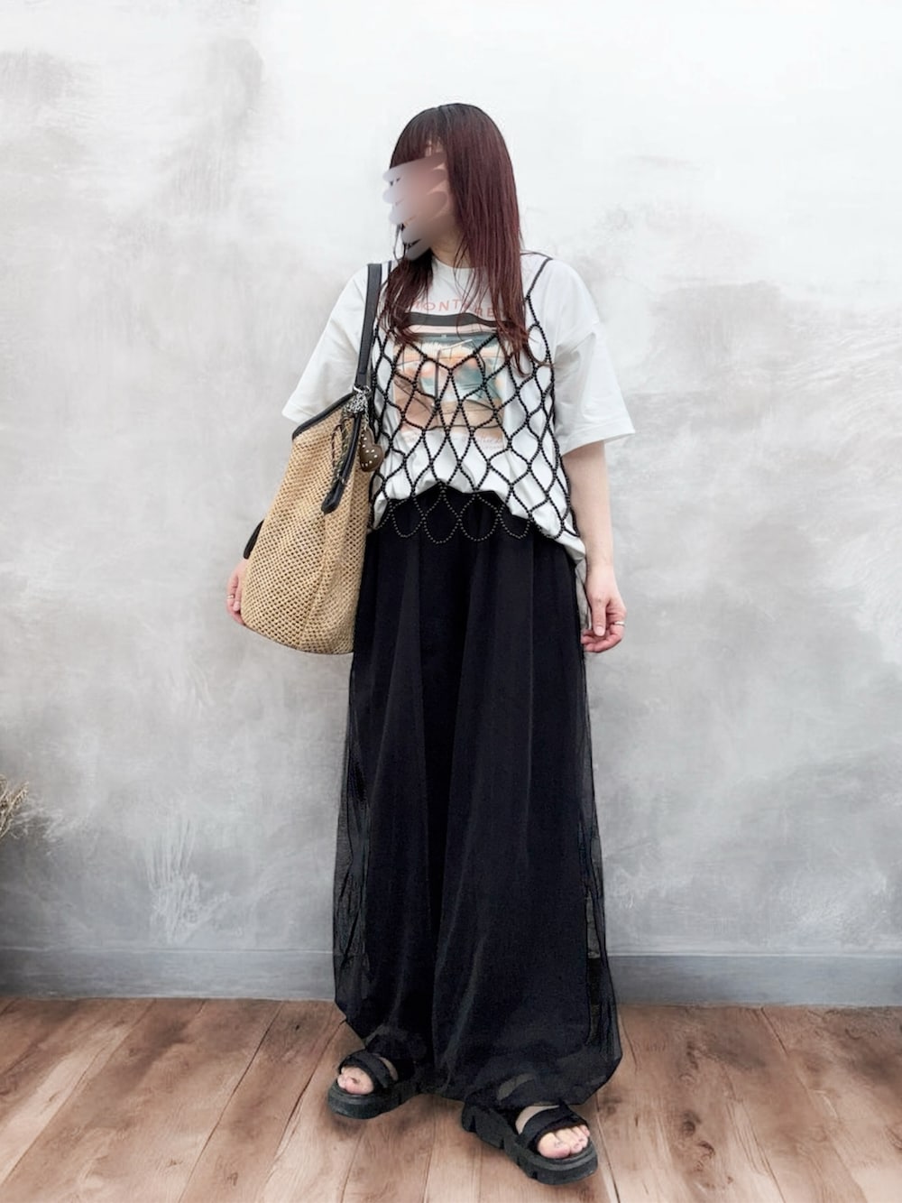 ホワイト系のTシャツ/カットソー、ブラック系のショルダーバッグ、ブラック系のサンダルを着用したレディースの夏コーディネートの2枚目の写真