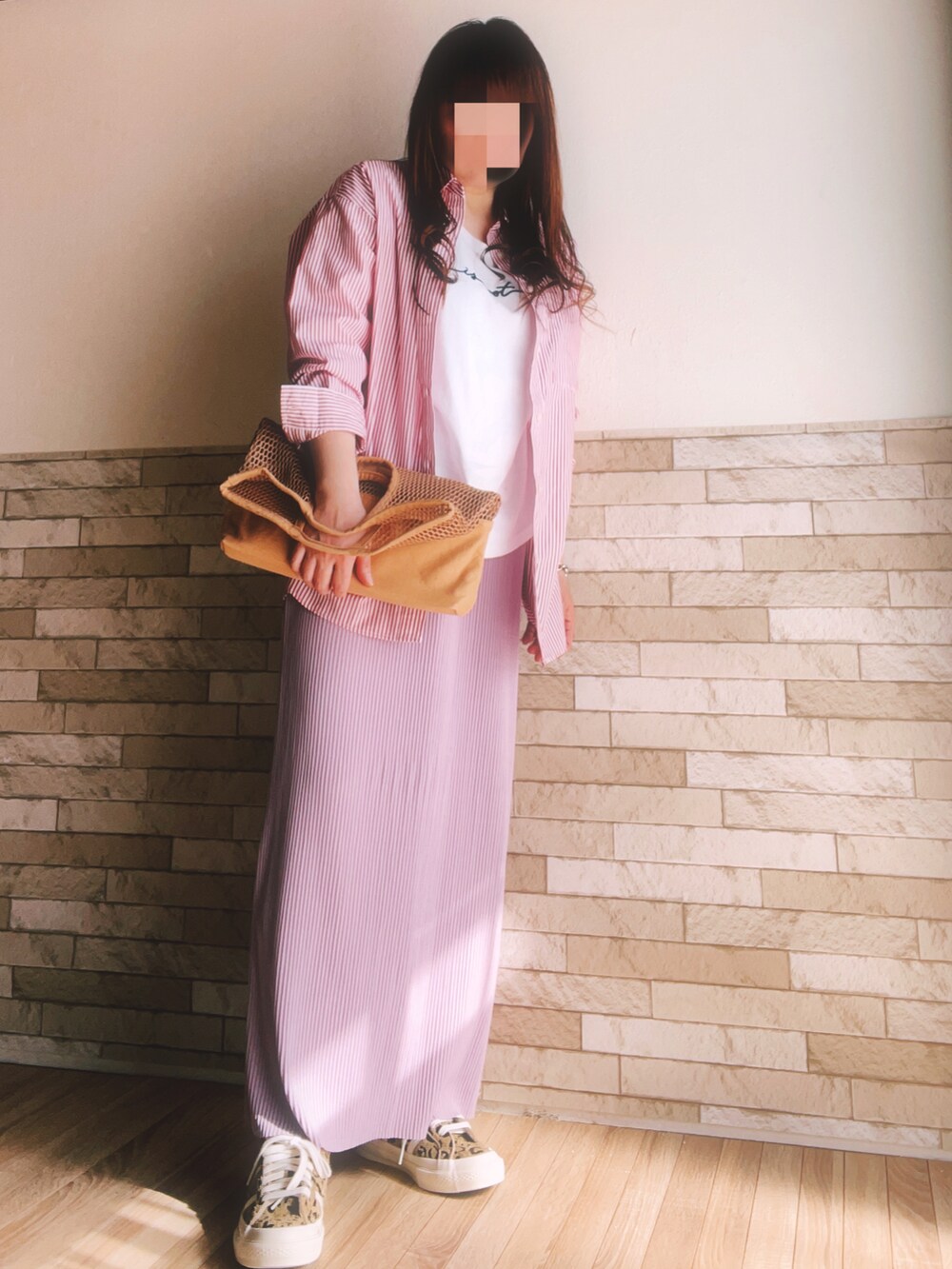 レッド系のシャツ/ブラウス、ホワイト系のTシャツ/カットソー、ベージュ系のバッグを着用したレディースの春コーディネートの2枚目の写真
