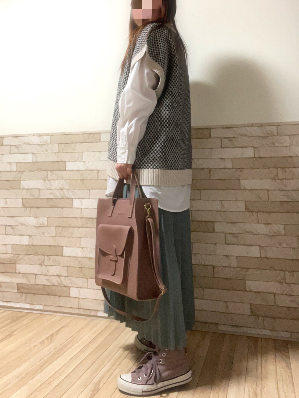 ホワイト系のシャツ/ブラウス、ホワイト系のベスト、ピンク系のトートバッグを着用したレディースの春コーディネートの3枚目の写真