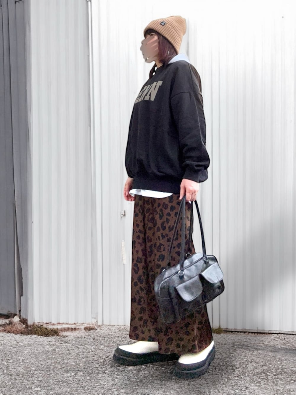 ホワイト系のブーツ、その他のスカート、ブラック系のスウェットを着用したレディースの冬コーディネートの2枚目の写真