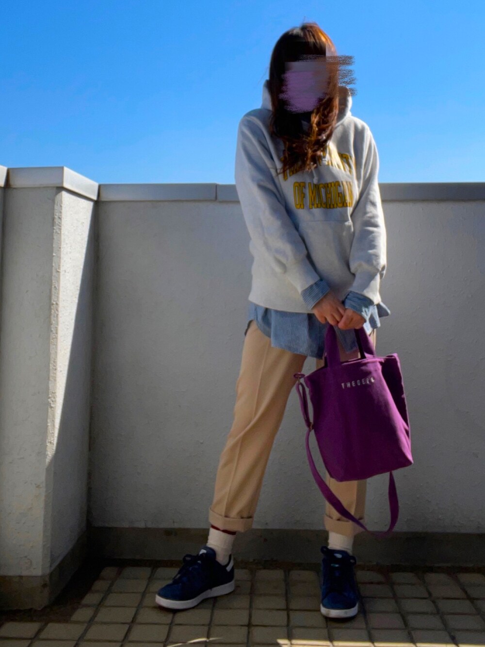 グレー系のパーカー、ブルー系のシャツ/ブラウス、ホワイト系のスラックスを着用したレディースの春コーディネートの3枚目の写真