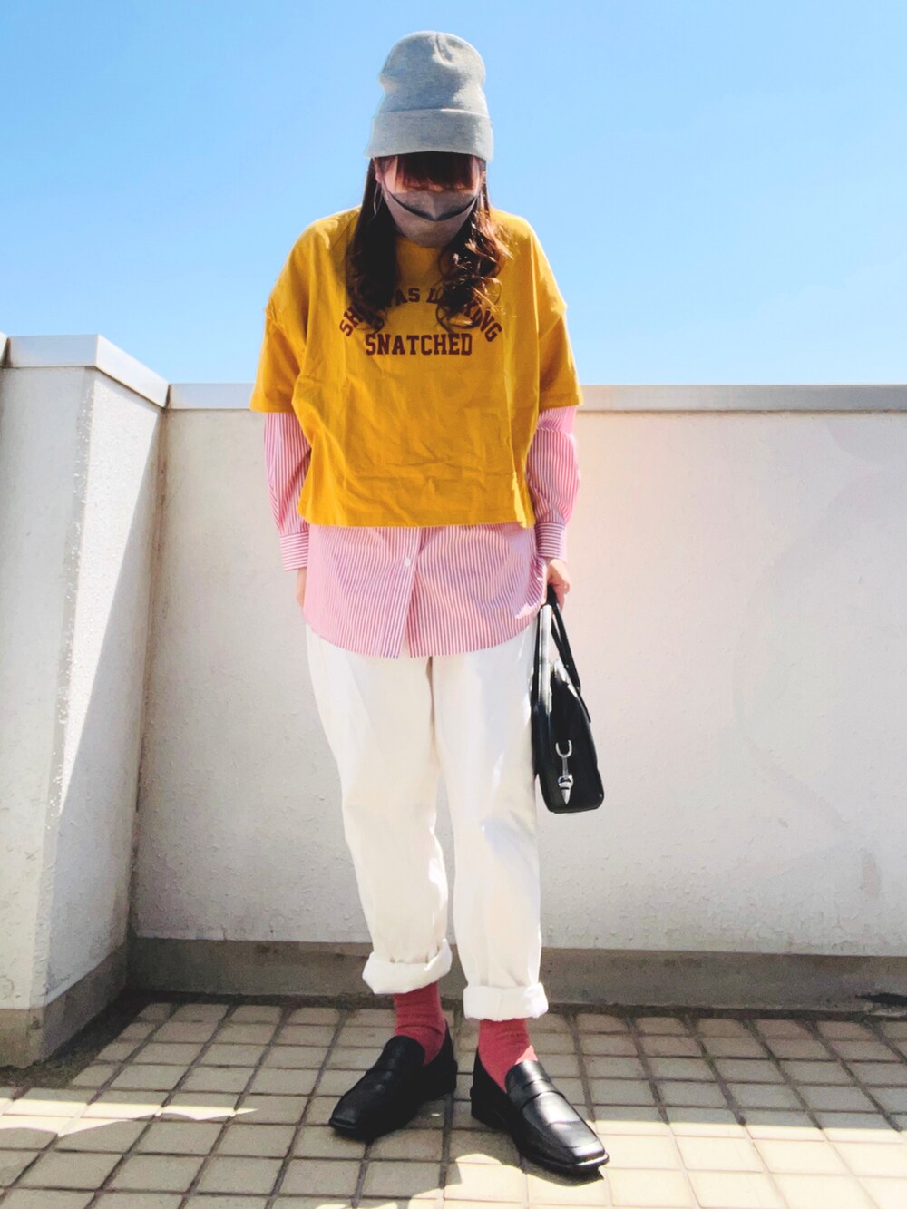 イエロー系のTシャツ/カットソー、レッド系のシャツ/ブラウス、ブラック系のボストンバッグを着用したレディースの春コーディネートの2枚目の写真