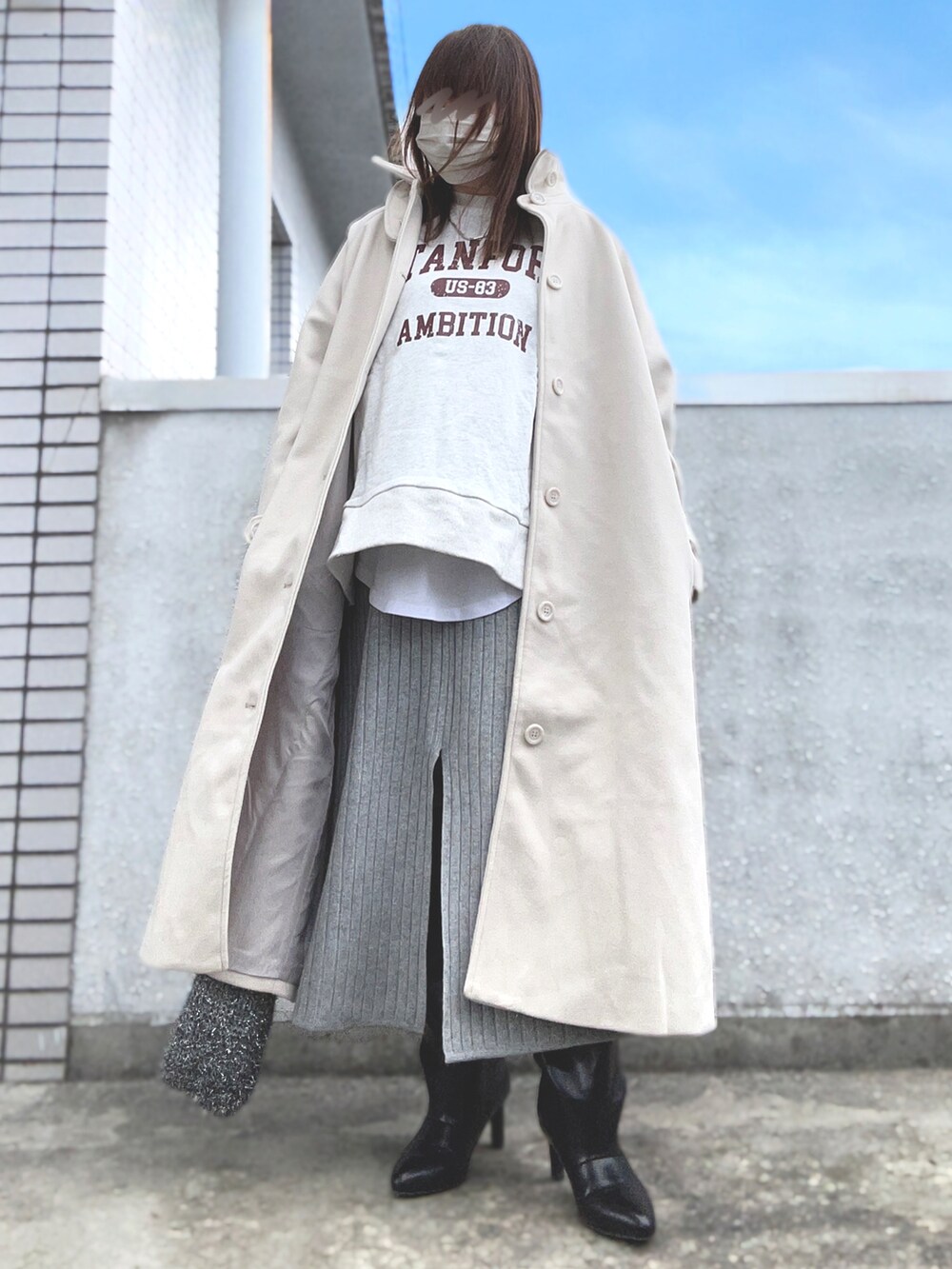 「冬を彩る色いろコーデ、大人カジュアル、休日スタイル、冬コーデ、レイヤードスタイル、コート、アイボリー、スウェット、ニットスカート、グレー、ブーツ、ワイドシャフトブーツ、ラメバッグ、低身長コーデ」｜「ap retroのステンカラーコート/スタンドカラーロングコート（ステンカラーコート、ホワイト系）」を使った、…natsuho…さん（レディース・154cm）の冬コーディネートの2枚目の写真