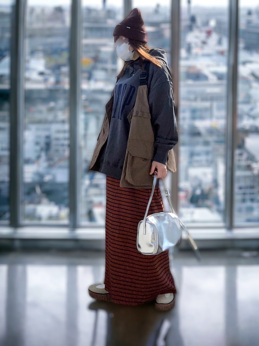 「大人カジュアル、休日スタイル、ニット帽、パーカー、フィッシングベスト、ロングスカート、ボーダー、メタリック、スニーカー、スニーカーコーデ、レイヤードスタイル、低身長、低身長コーデ」｜「byYOUANCEのダメージグラフィックパーカー（パーカー、ブラック系）」を使った、…natsuho…さん（レディース・154cm）の春コーディネートの3枚目の写真