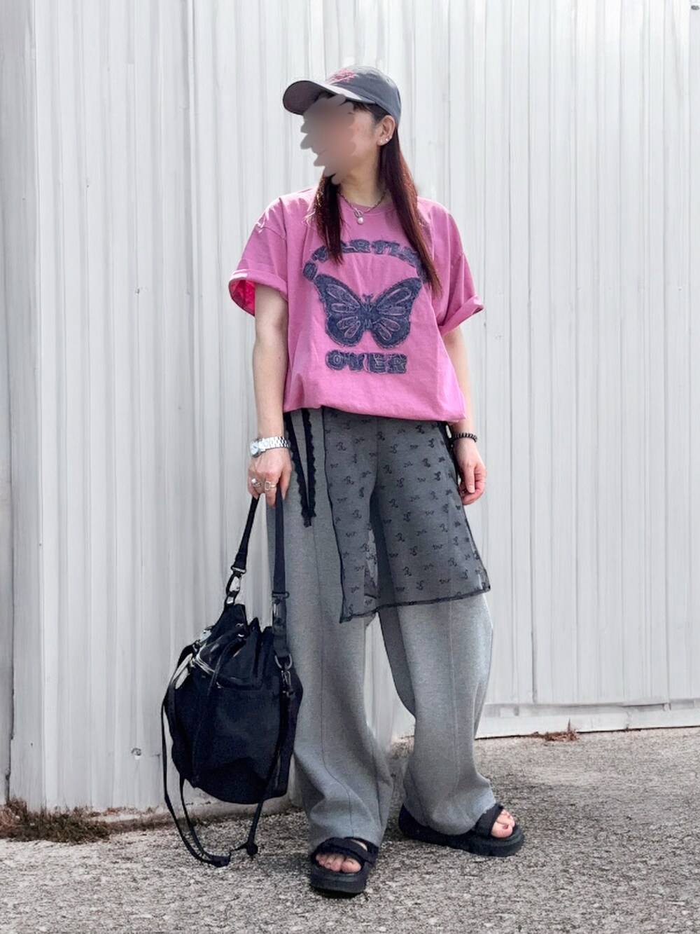 ブラック系のサンダル、ピンク系のTシャツ/カットソー、グレー系のスウェットパンツを着用したレディースの夏コーディネートの4枚目の写真