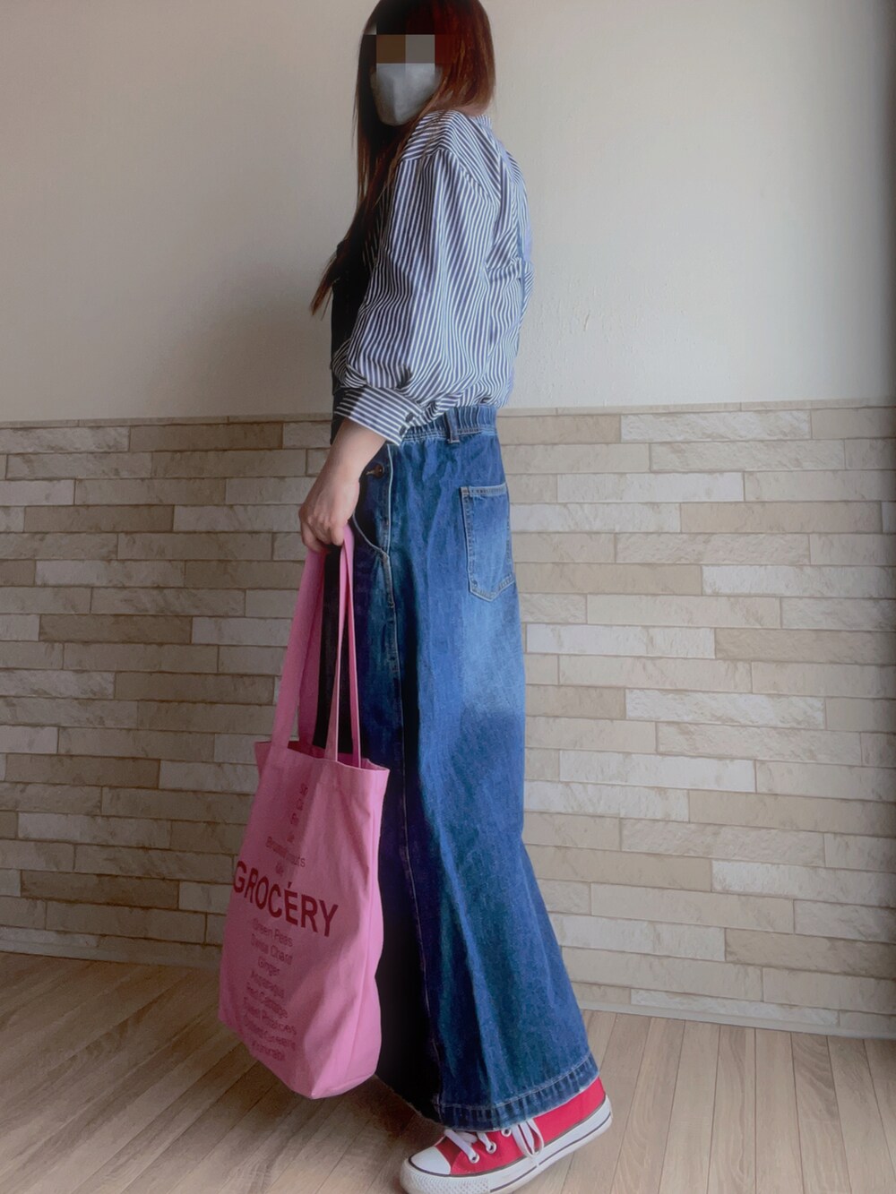 ブルー系のシャツ/ブラウス、ブルー系のサロペット/オーバーオール、ピンク系のトートバッグを着用したレディースの春コーディネートの2枚目の写真