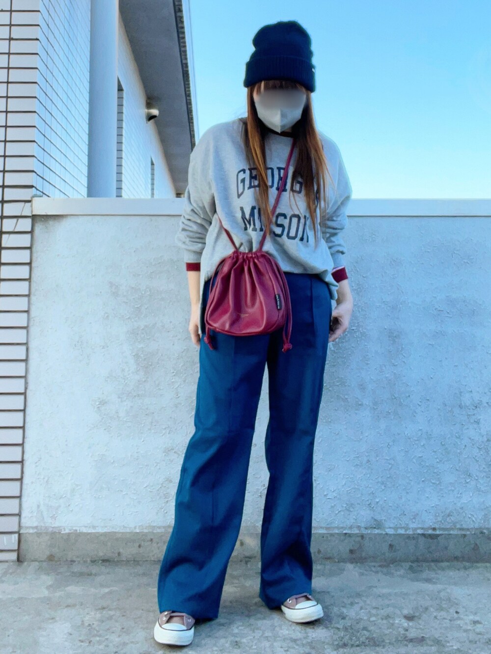 グレー系のスウェット、ピンク系のTシャツ/カットソー、レッド系のバッグを着用したレディースの秋コーディネートの3枚目の写真