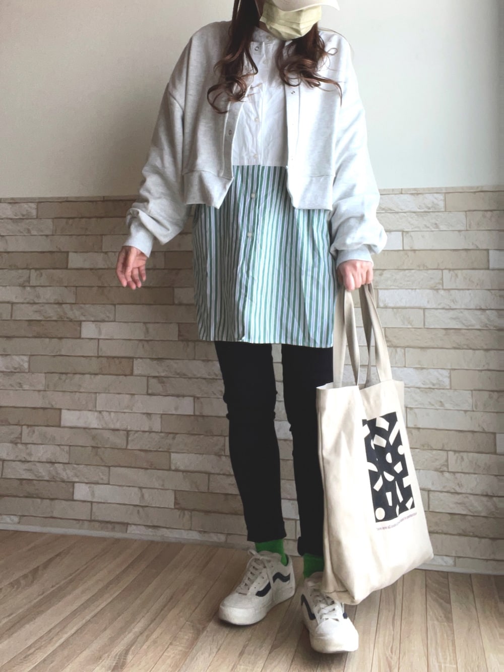 グリーン系のシャツ/ブラウス、ベージュ系のトートバッグ、ブラック系のその他パンツを着用したレディースの春コーディネートの4枚目の写真