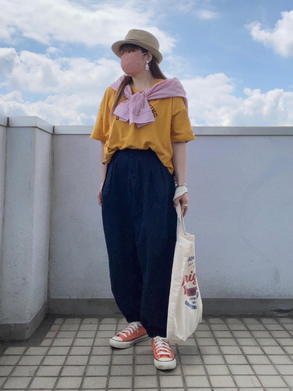 イエロー系のTシャツ/カットソー、レッド系のシャツ/ブラウス、ブルー系のデニムパンツを着用したレディースの夏コーディネートの4枚目の写真