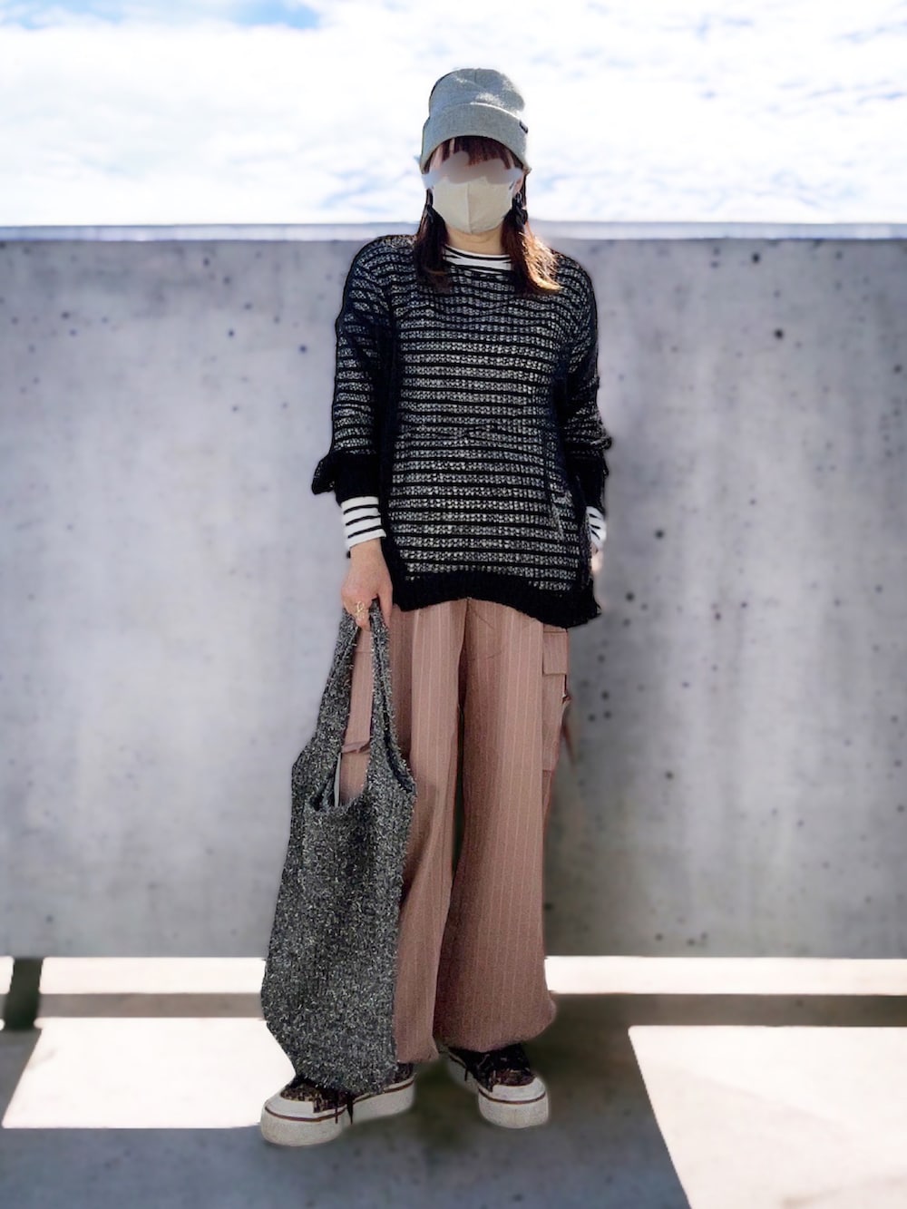 ブラック系のニット/セーター、その他のTシャツ/カットソー、ピンク系のカーゴパンツを着用したレディースの冬コーディネートの3枚目の写真