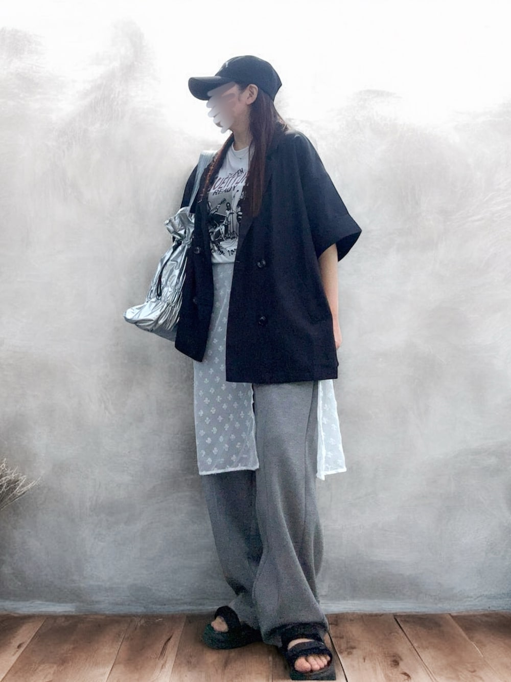 ブラック系のサンダル、ブラック系のテーラードジャケット、シルバー系のショルダーバッグを着用したレディースの秋コーディネートの2枚目の写真