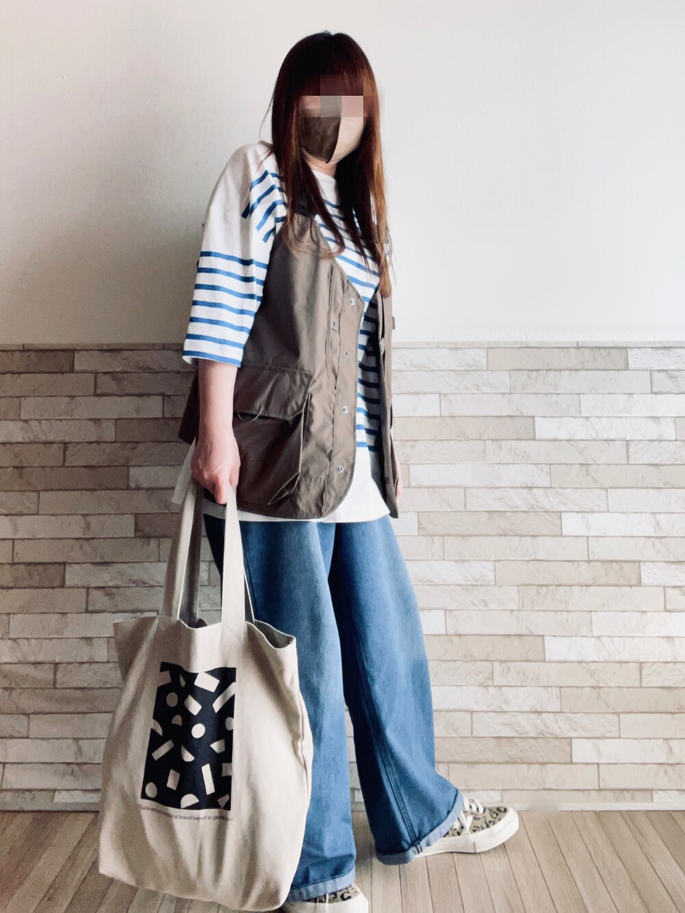 ブルー系のTシャツ/カットソー、その他のベスト、ベージュ系のトートバッグを着用したレディースの春コーディネートの3枚目の写真