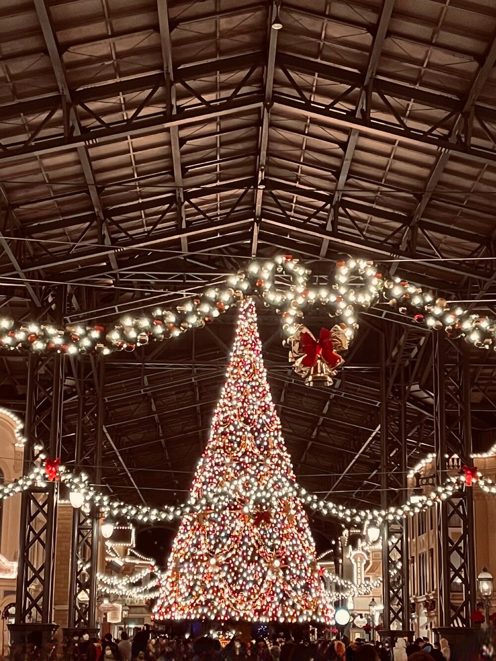 ブラック系のジャケット/アウター、ホワイト系のシャツ/ブラウス、グリーン系のショルダーバッグを着用したレディースの冬コーディネートの2枚目の写真