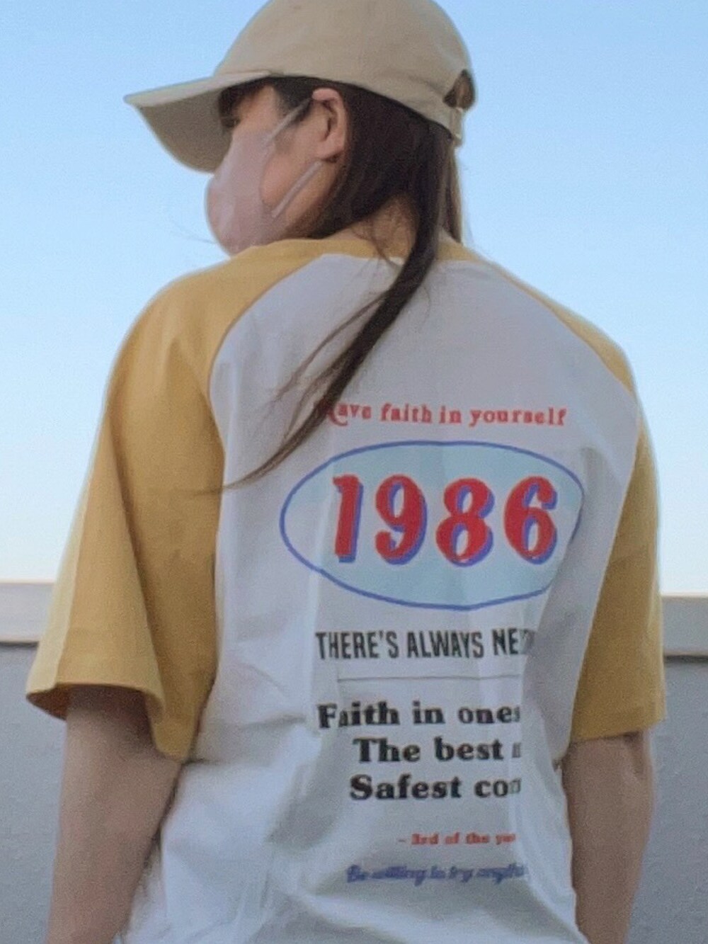 その他のサンダル、イエロー系のTシャツ/カットソー、ブラック系のスカートを着用したレディースの夏コーディネートの3枚目の写真