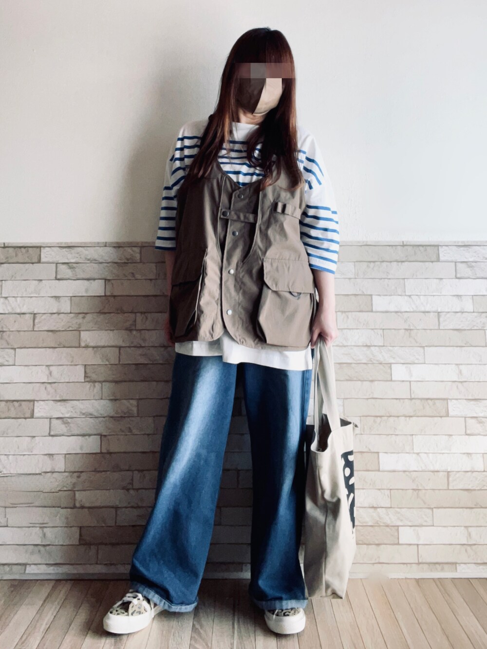 ブルー系のTシャツ/カットソー、その他のベスト、ベージュ系のトートバッグを着用したレディースの春コーディネートの2枚目の写真