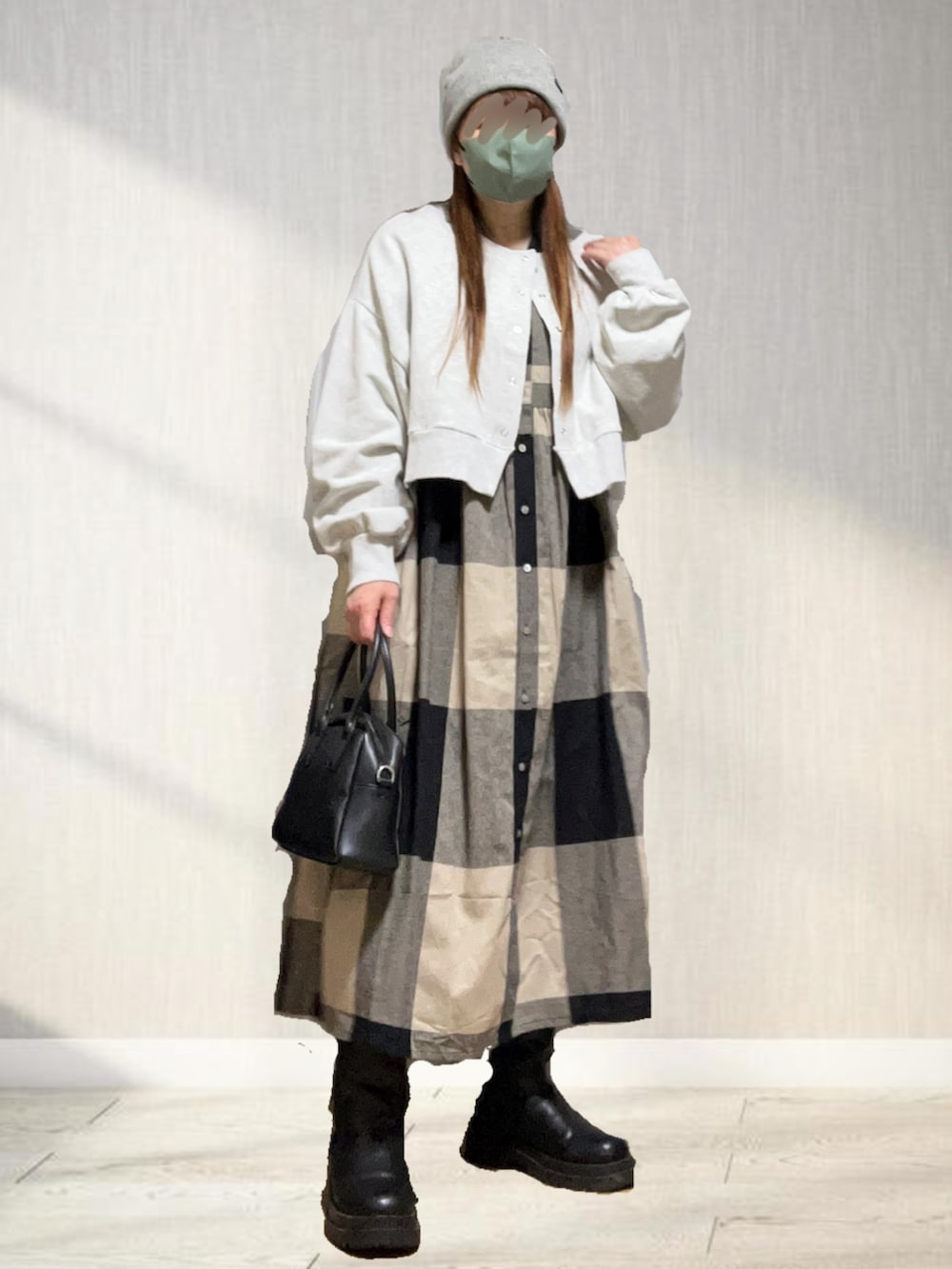 ブラック系のボストンバッグ、ブラック系のブーツ、その他のワンピース/ドレスを着用したレディースの春コーディネートの2枚目の写真