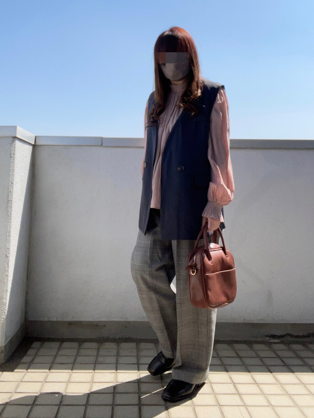 ベージュ系のシャツ/ブラウス、ブラウン系のボストンバッグ、グレー系のスラックスを着用したレディースの春コーディネートの3枚目の写真