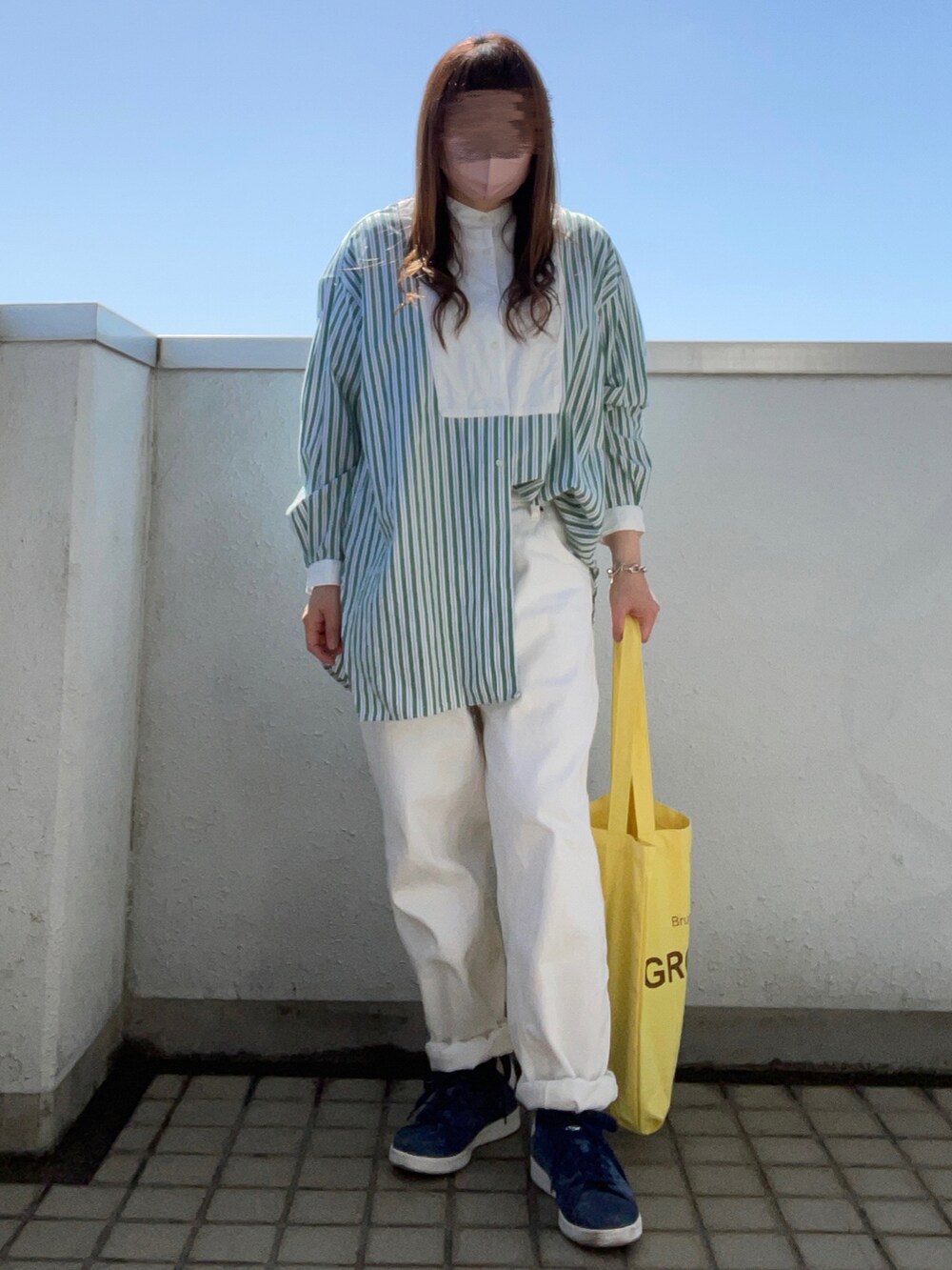 グリーン系のシャツ/ブラウス、ホワイト系のデニムパンツ、イエロー系のトートバッグを着用したレディースの春コーディネートの2枚目の写真