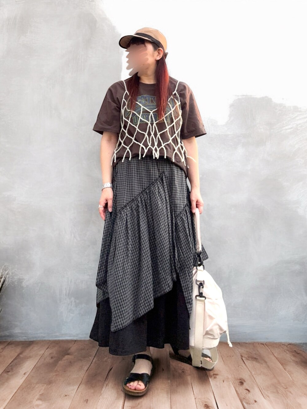 ブルー系のTシャツ/カットソー、ホワイト系のメッセンジャーバッグ、ブラック系のスカートを着用したレディースの夏コーディネートの2枚目の写真