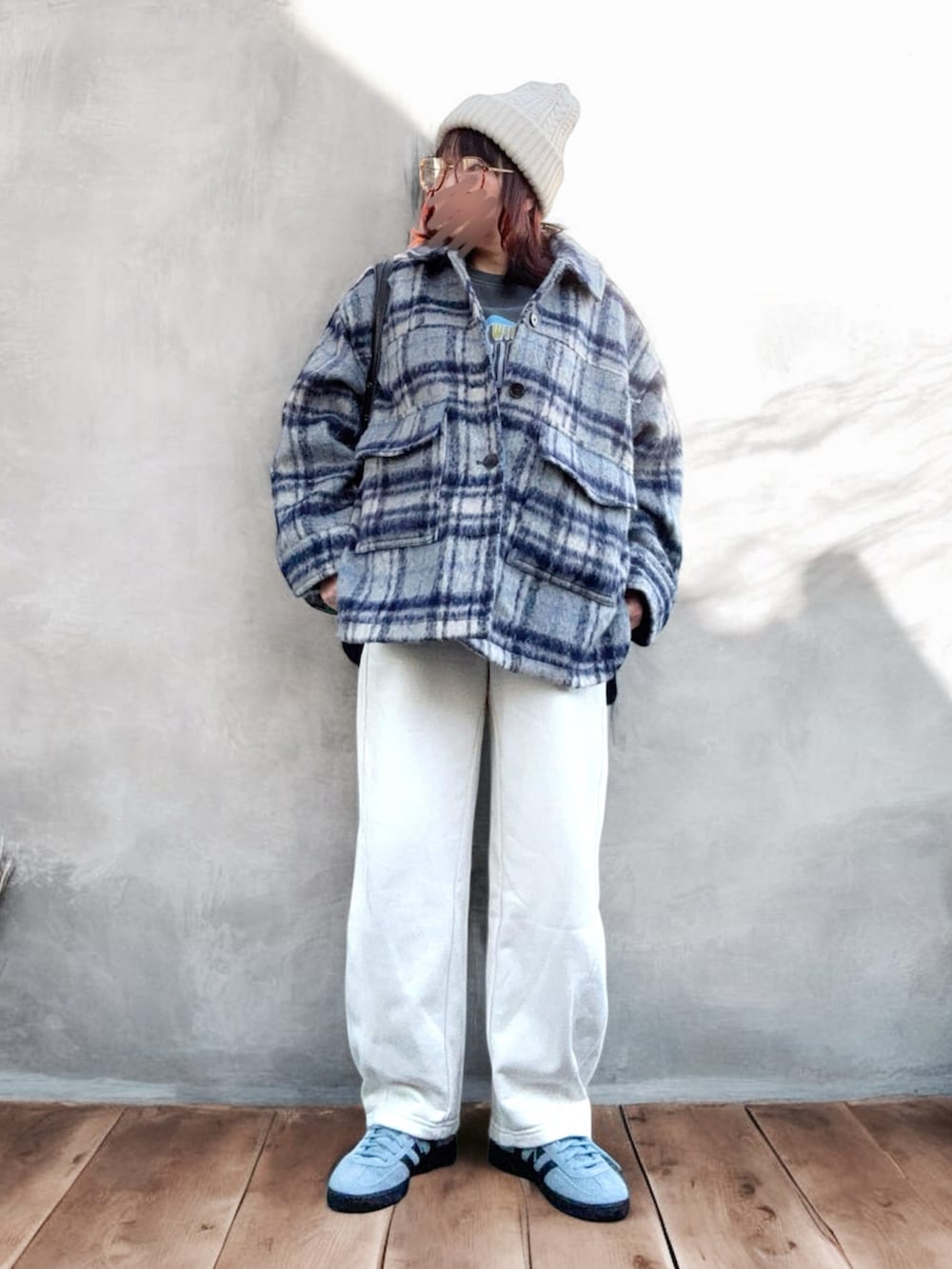 ブルー系のスニーカー、ブルー系のその他アウター、ホワイト系のスウェットパンツを着用したレディースの冬コーディネートの3枚目の写真