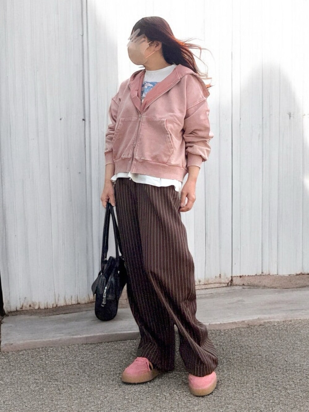 「大人カジュアル、春めき満開コーデ、レイヤードスタイル、休日スタイル、春コーデ、パーカー、フォトT、パンツスタイル、ピンク×ブラウン、ストライプパンツ、ボストンバッグ、スニーカー、adidas、低身長コーデ、低身長」｜「tiptopのヴィンテージ加工ダブルジップパーカー（パーカー、ピンク系）」を使った、…natsuho…さん（レディース・154cm）の春コーディネートの2枚目の写真