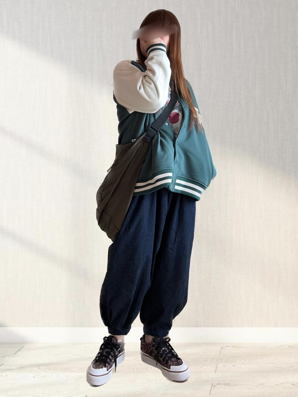 「大人カジュアル、冬コーデ、休日スタイル、ストリート、スタジャン、デニム、ショルダーバッグ、スニーカー、adidas、アニマル柄、レオパード、低身長コーデ」|「SPOC STOREの【SPOC STORE】サガラワッペン/ラグランスウェットスタジャン(スタジャン、グリーン系)」を使った、…natsuho…さん(レディース・154cm)の冬コーディネートの3枚目の写真