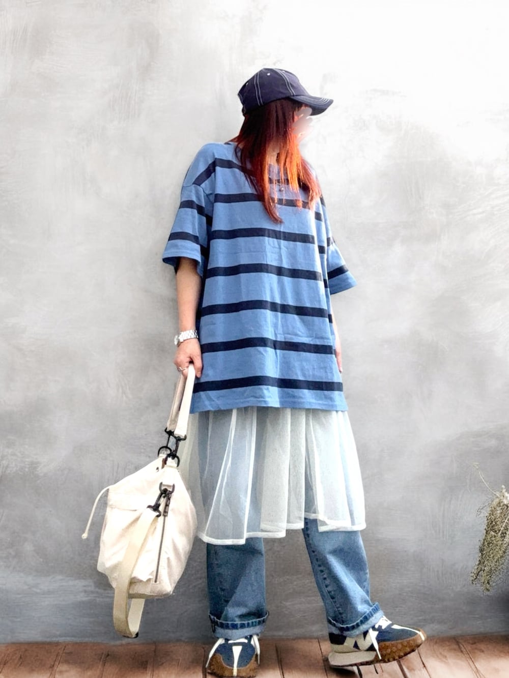 ブルー系のTシャツ/カットソー、ホワイト系のメッセンジャーバッグ、ブルー系のデニムパンツを着用したレディースの夏コーディネートの3枚目の写真