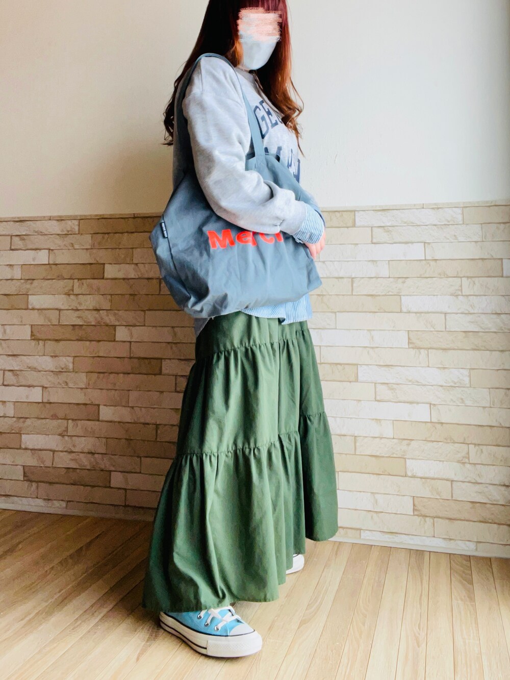 グレー系のスウェット、ブルー系のシャツ/ブラウス、グリーン系のスカートを着用したレディースの春コーディネートの3枚目の写真