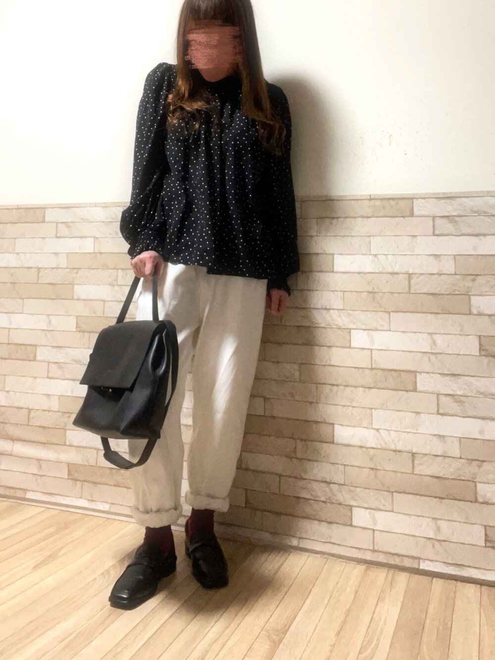 ブラック系のシャツ/ブラウス、ブラック系のショルダーバッグ、ブラック系のローファーを着用したレディースの春コーディネートの3枚目の写真