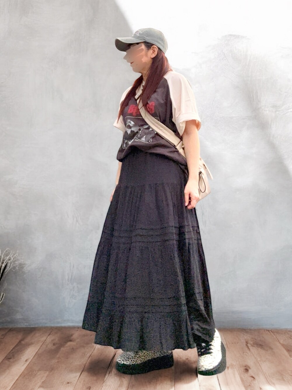 ベージュ系のショルダーバッグ、ブラウン系のスニーカー、グレー系のTシャツ/カットソーを着用したレディースの秋コーディネートの2枚目の写真