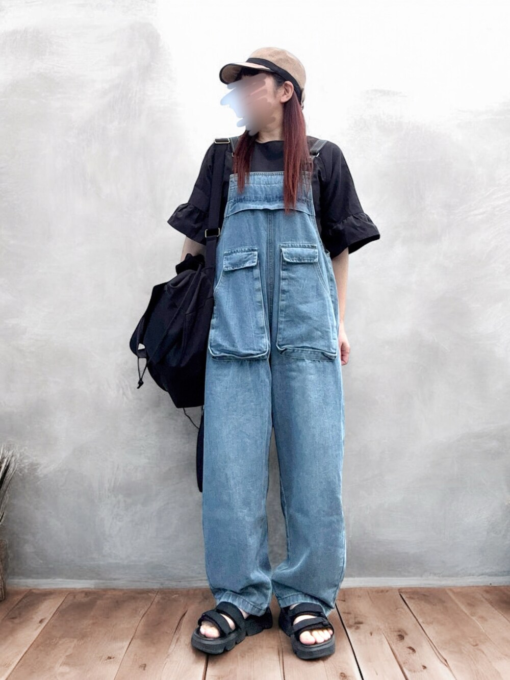ブラック系のサンダル、ブラック系のバックパック/リュック、ブルー系のサロペット/オーバーオールを着用したレディースの夏コーディネートの2枚目の写真