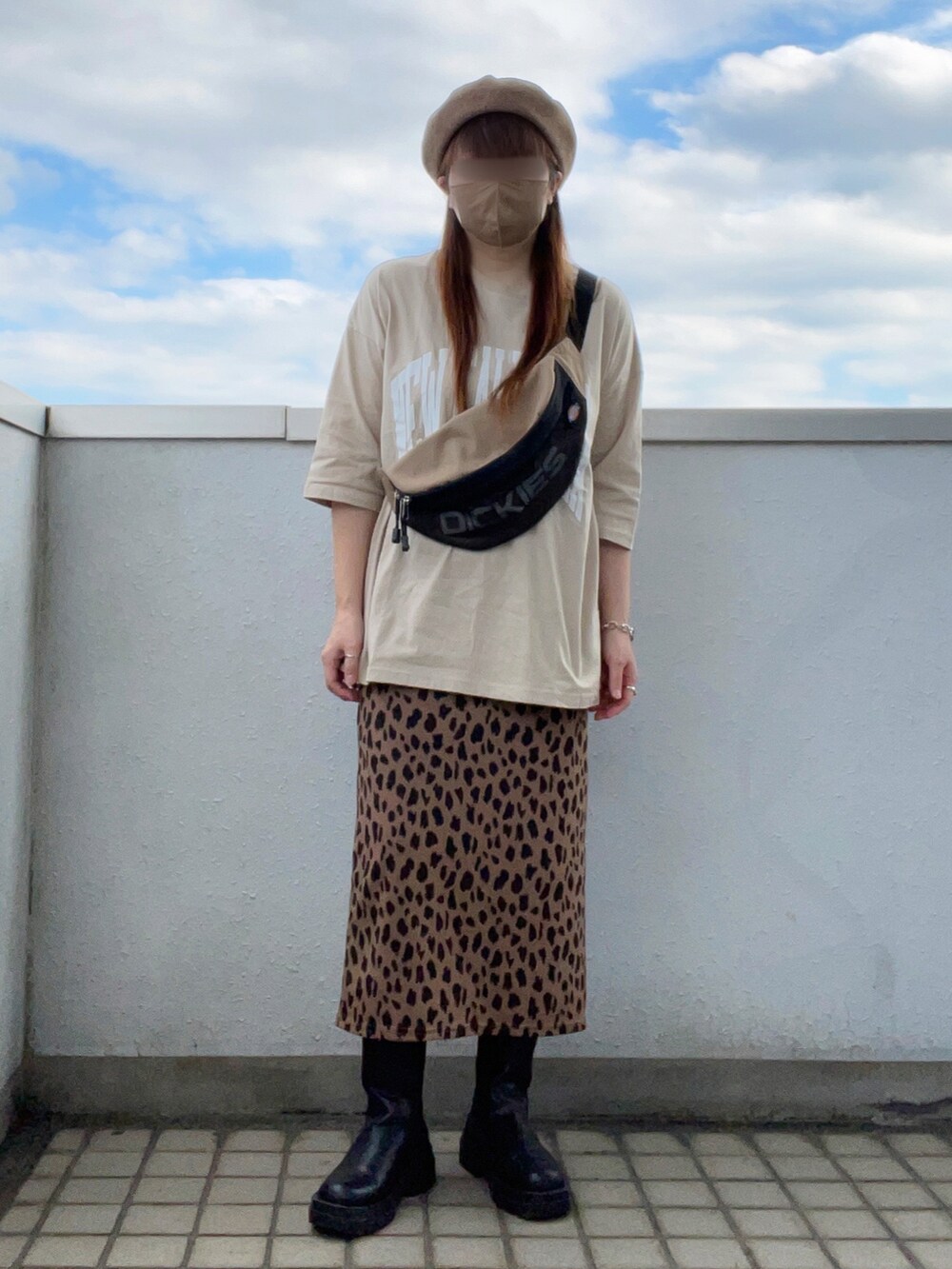ベージュ系のTシャツ/カットソー、ベージュ系のボディバッグ/ウエストポーチ、ブラウン系のスカートを着用したレディースの秋コーディネートの3枚目の写真