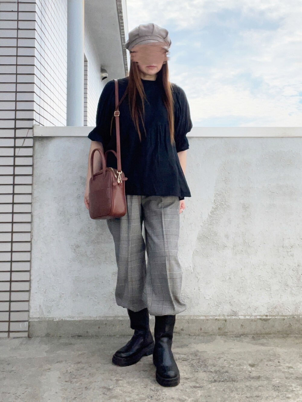 ブラック系のシャツ/ブラウス、ブラウン系のボストンバッグ、グレー系のスラックスを着用したレディースの秋コーディネートの4枚目の写真
