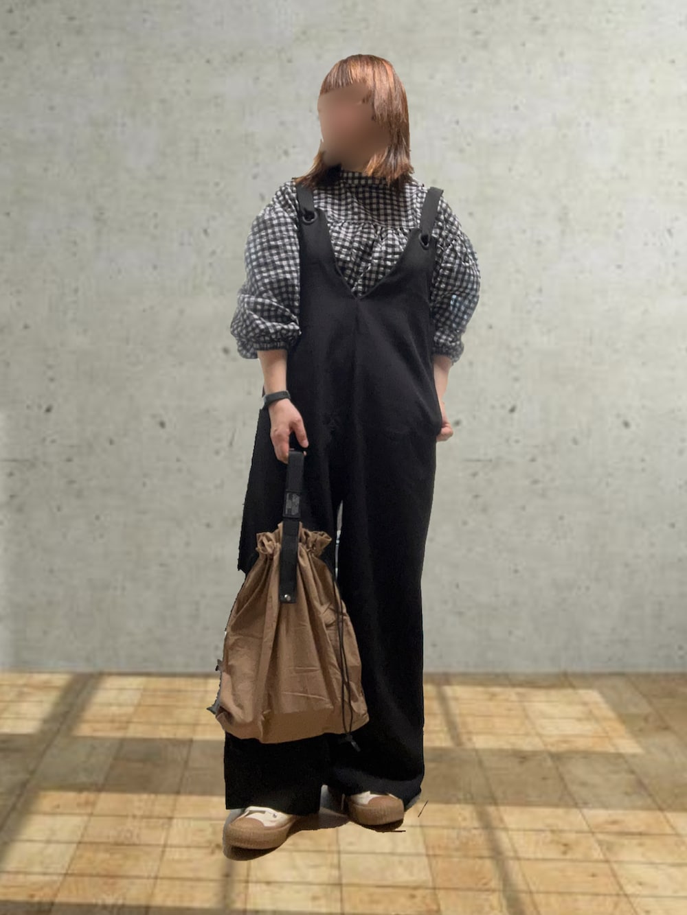 「大人カジュアル、休日スタイル、秋コーデ、秋服まるっと大公開、チェック、ギンガムチェック、サロペット、antiqua、スニーカー、コンバース、モノトーン、低身長コーデ」｜「Javaの《JaVa ジャバコラボ》モテ愛されレディに。2way サッカー素材7分袖ロングシャツ（シャツ/ブラウス、グレー系）」を使った、…natsuho…さん（レディース・154cm）の秋コーディネートの2枚目の写真