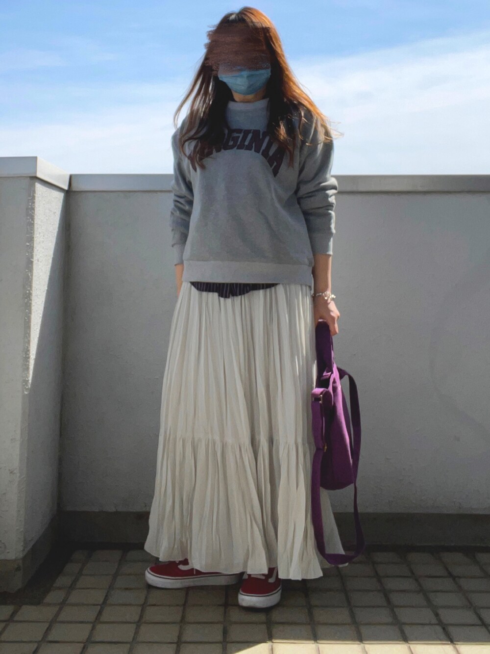 「大人カジュアル、春服みてみて、春コーデ、シンプルコーデ、ロゴスウェット、スカートスタイル、ロングスカート、プリーツティアードスカート、スニーカーコーデ、VANS、パープル、低身長コーデ」｜「rectangle by ryonの【rectangle by ryon】カレッジロゴプルオーバー（スウェット、グレー系）」を使った、…natsuho…さん（レディース・154cm）の春コーディネートの3枚目の写真