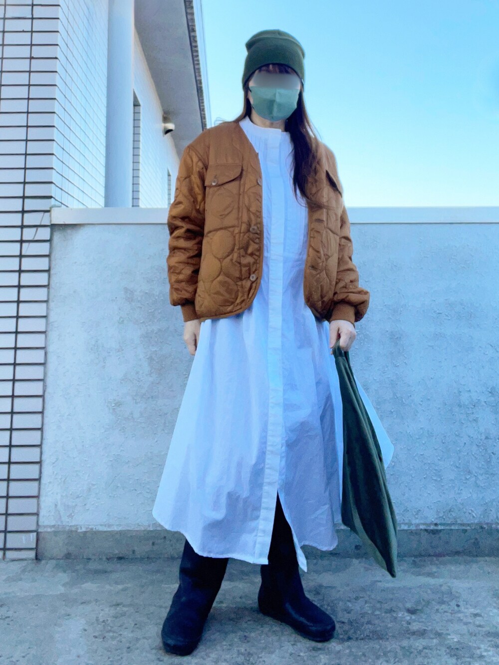 「大人カジュアル、休日スタイル、レイヤードスタイル、冬コーデ、ニット帽、キルティング、キルティングジャケット、シャツワンピ、三角バッグ、ロングブーツ、低身長コーデ、スウィーツ同盟会」｜「honey on daysのアイテム（ワンピース、ホワイト系）」を使った、…natsuho…さん（レディース・154cm）の秋コーディネートの3枚目の写真