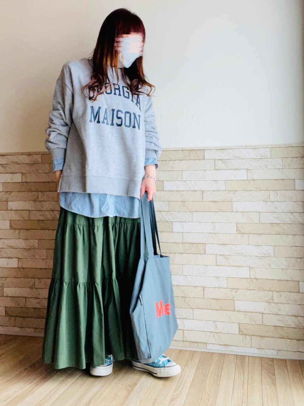 グレー系のスウェット、ブルー系のシャツ/ブラウス、グリーン系のスカートを着用したレディースの春コーディネートの2枚目の写真