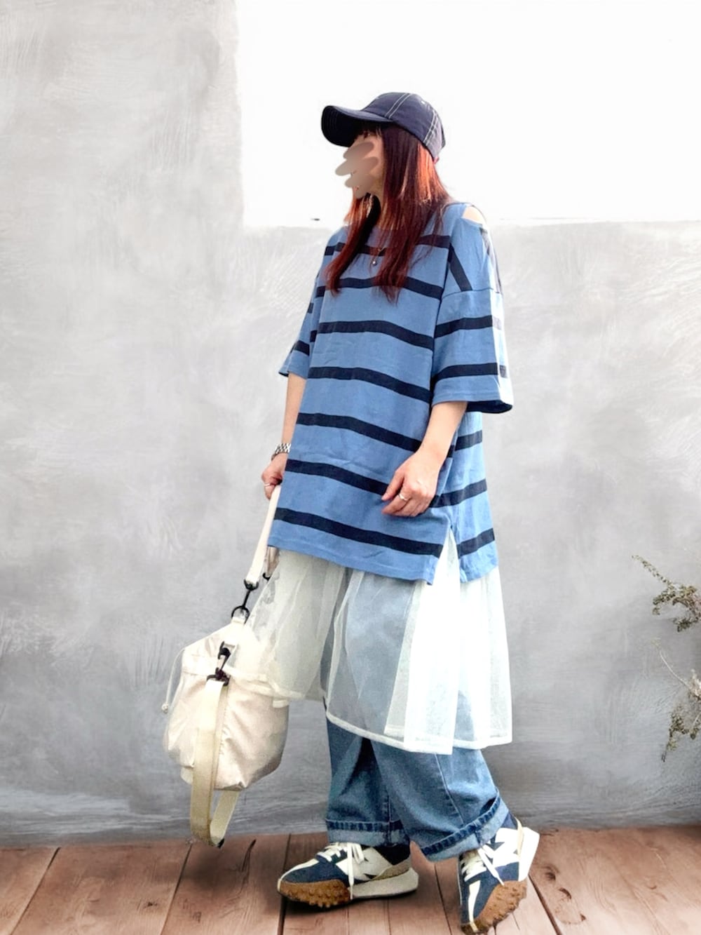 ブルー系のTシャツ/カットソー、ホワイト系のメッセンジャーバッグ、ブルー系のデニムパンツを着用したレディースの夏コーディネートの2枚目の写真