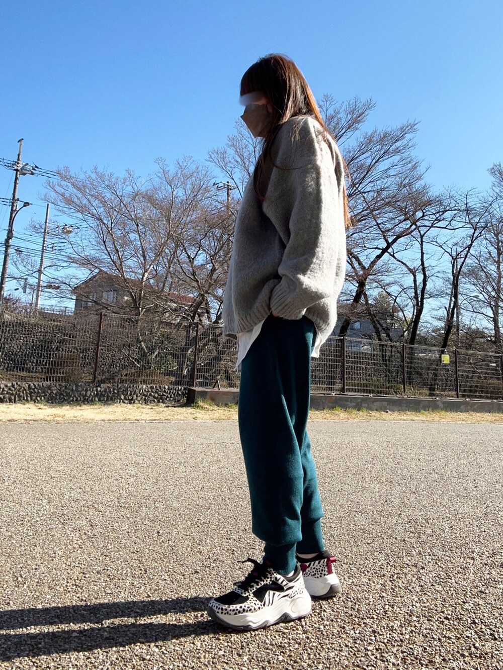 「大人カジュアル、休日スタイル、リラックススタイル、春コーデ、春色、ニット、ジョガーパンツ、レイヤードスタイル、スニーカー、厚底シューズ、アニマル柄、Lucida、低身長コーデ、はだし、スウィーツ同盟会」｜「WEGOのWEGO/モヘアライクBIGプルオーバー（ニット/セーター、グレー系）」を使った、…natsuho…さん（レディース・154cm）の冬コーディネートの3枚目の写真