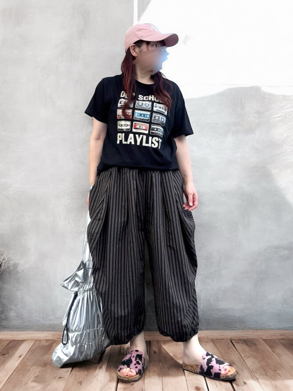 「大人カジュアル、休日スタイル、プールコーデ、キャップ、Tシャツ、変形タックパンツ、ABITOKYO、ショルダーバッグ、シルバー、AMERICAN HOLIC、サンダル、ピンク、低身長、低身長コーデ」｜「AMERICAN HOLICのシャーリングトートバッグ（ショルダーバッグ、シルバー系）」を使った、…natsuho…さん（レディース・154cm）の夏コーディネートの2枚目の写真