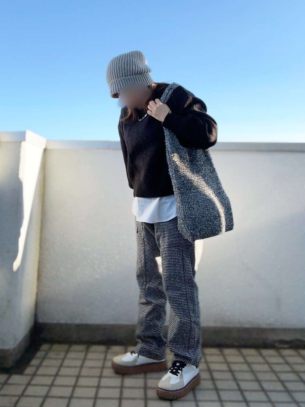「大人カジュアル、休日スタイル、レイヤードスタイル、モノトーン、ニット帽、ニット、サルエルパンツ、チェック、antiqua、ニットバッグ、ラメ、スニーカー、低身長コーデ」｜「WEGOのWEGO/モヘアライクプルオーバー（ニット/セーター、ブラック系）」を使った、…natsuho…さん（レディース・154cm）の冬コーディネートの2枚目の写真
