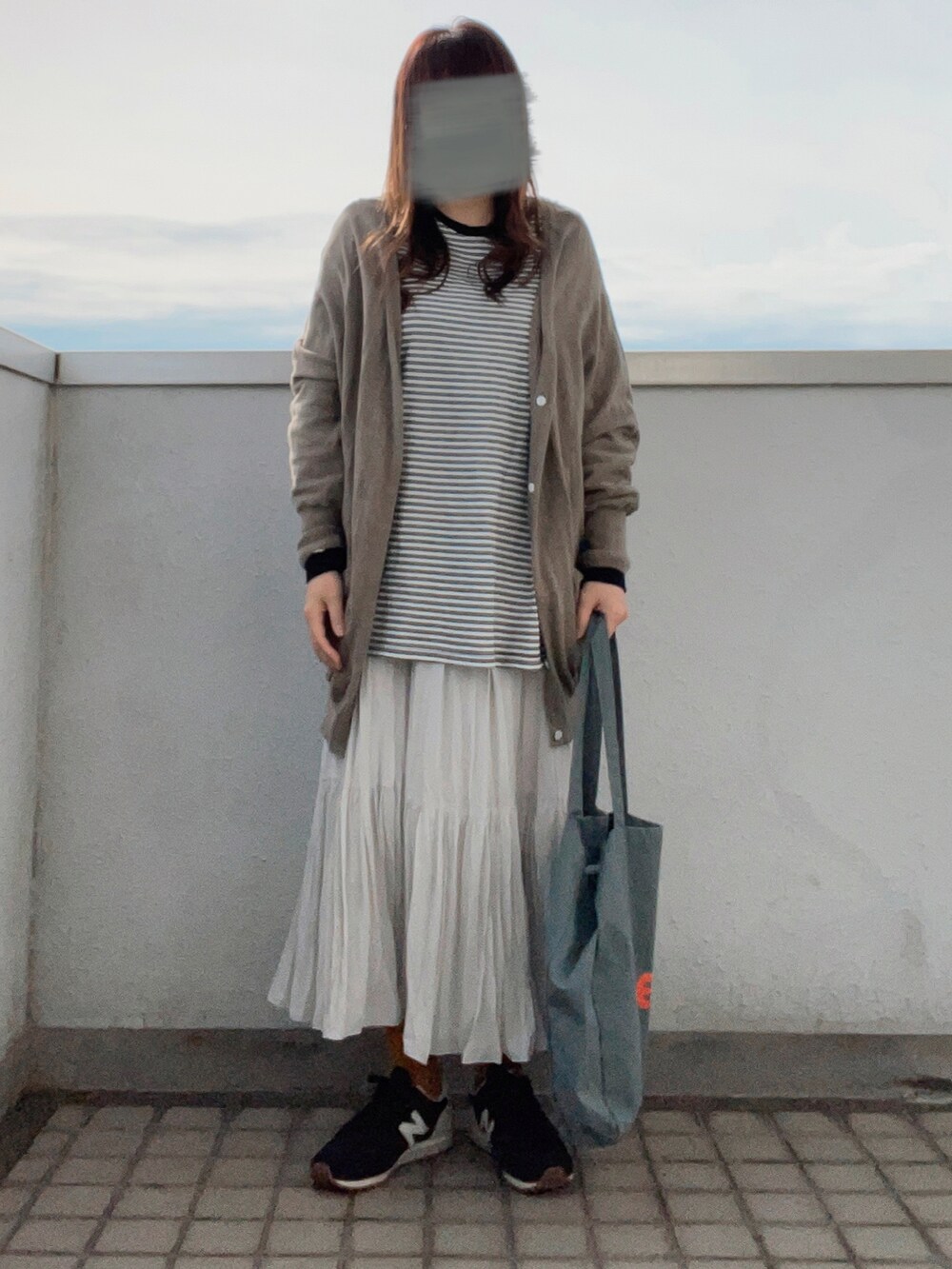 ベージュ系のカーディガン/ボレロ、ホワイト系のTシャツ/カットソー、パープル系のトートバッグを着用したレディースの春コーディネートの3枚目の写真